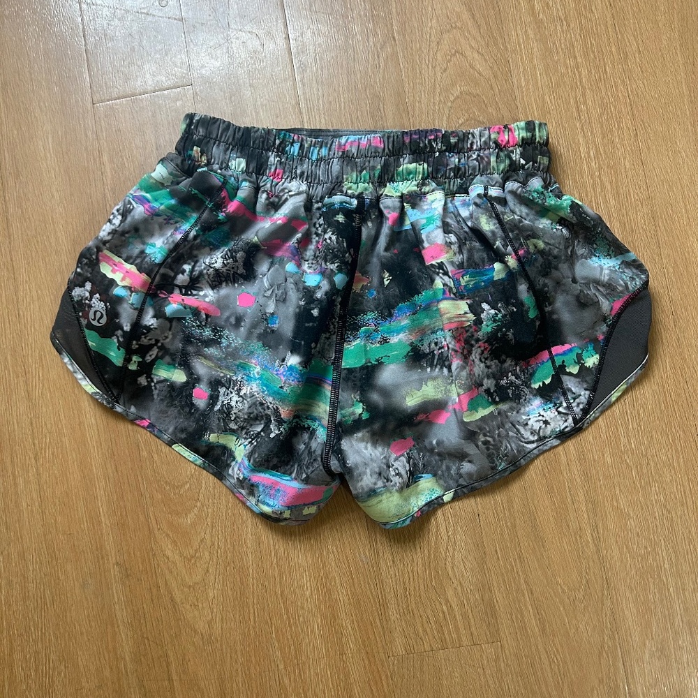 Lululemon Hotty Hot Low-Rise Lined Short 2.5"